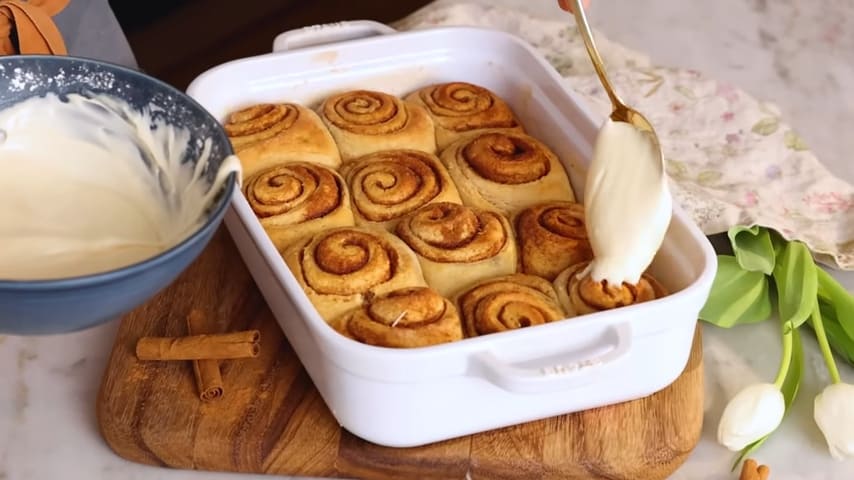  cinnamon rolls spread the frosting