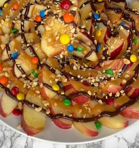 topping caramel apple nochos