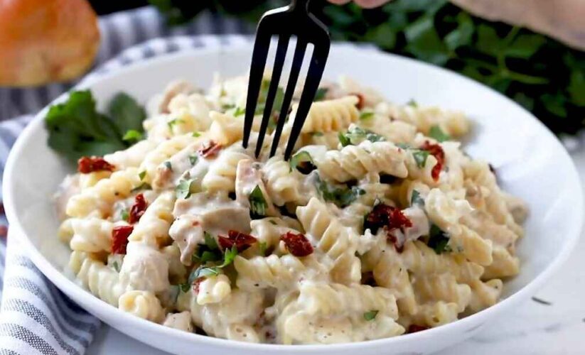 Crockpot Creamy Chicken Pasta: Easy Slow Cooker Recipe
