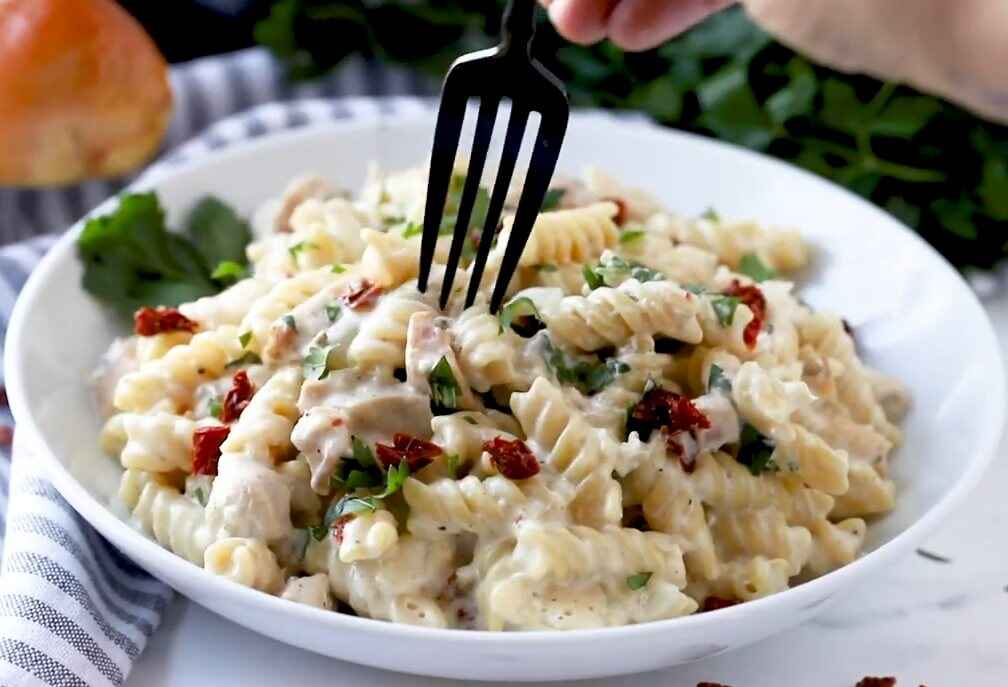 Crockpot Creamy Chicken Pasta: Easy Slow Cooker Recipe