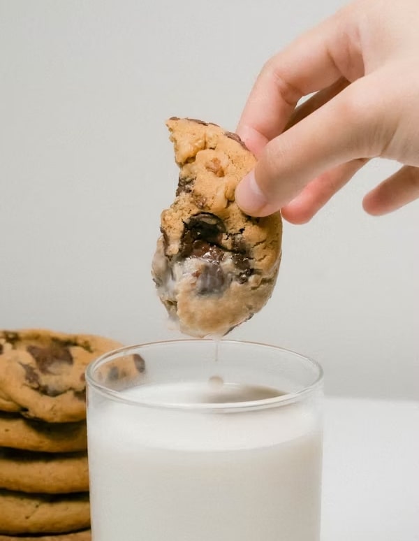 peanut cookies with milk